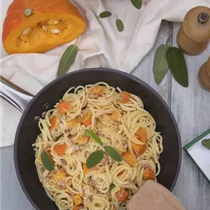 Spaghetti mit Salbei-Kürbissoße und Speck
